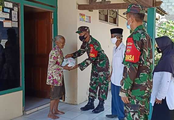 Ringankan Beban Warga Koramil 14 Limbangan Bagikan Paket Sembako Di